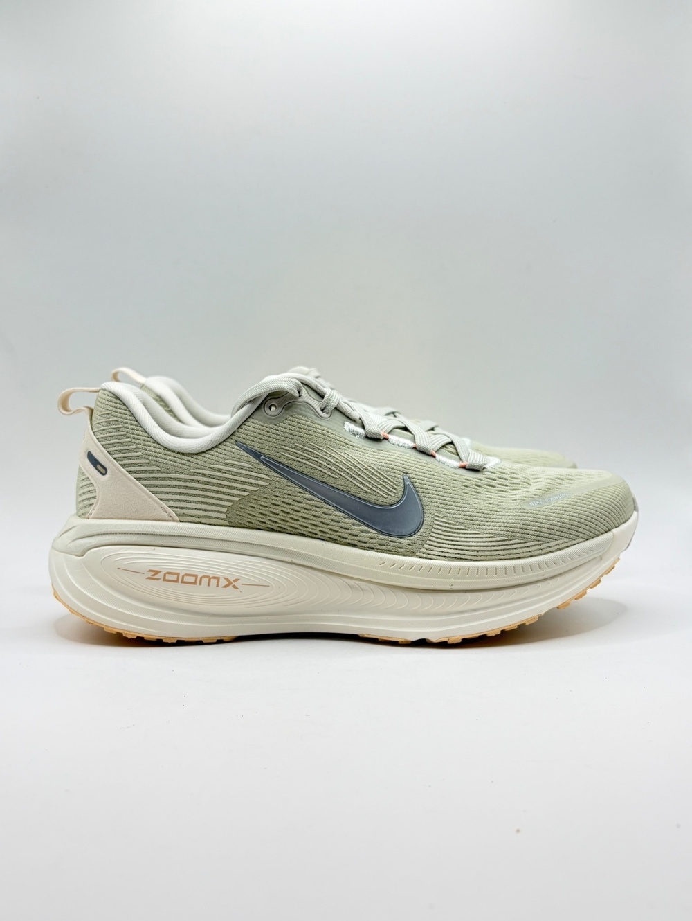 Nike Vomero 18 Light Bone Metallic Silver Women’s Running Shoes Size 8.5